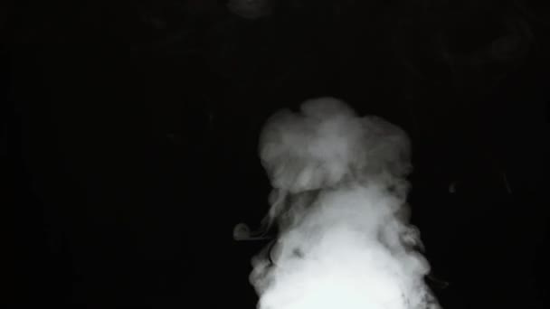 Tlustý Kouř Tmavém Pozadí Černém Pozadí Pomalu Zvedají Mračna Bílého — Stock video