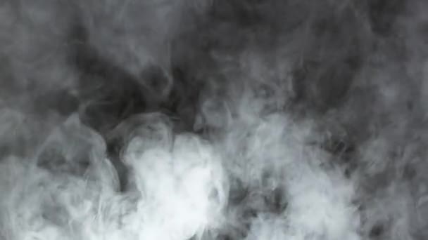 Fumaça Grossa Metade Fundo Preto Nuvens Fumaça Branca Sobem Lentamente — Vídeo de Stock