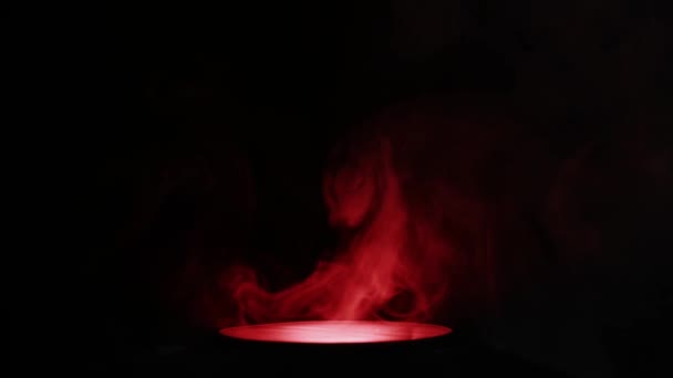 Червоний Дим Темному Тлі Дим Зависає Над Яскравим Ліхтариком Божественність — стокове відео