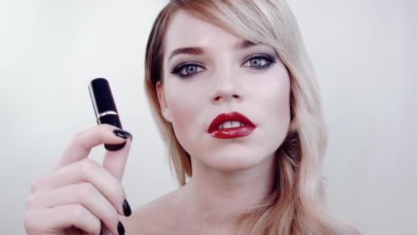 Beautiful Girl Holding Closed Black Lipstick Tube Side Face Choose — Stock Video