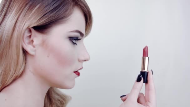 Schöne Mädchen Hält Sich Vor Ihrem Offenen Roten Lippenstift Ansichtsprofil — Stockvideo