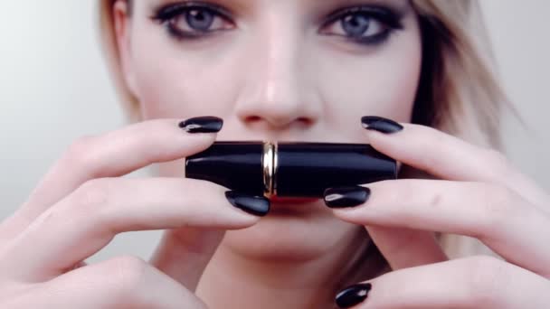 Mooi Meisje Houdt Lipstick Voor Haar Opent Haar Lippenstift Kijkt — Stockvideo
