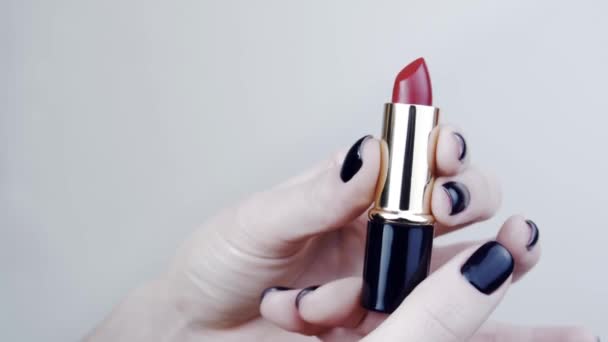 Femme Tenant Rouge Lèvres Rouge Avec Les Deux Mains Belles — Video