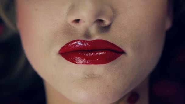 赤い口紅で女の子の唇のクローズアップ 女の子は唇を開く スローモーション スタジオの女の子の顔にプロの照明 歯を表示します フレームリップで — ストック動画