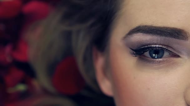 Zbliżenie Dziewczyny Oko Pięknym Makijażu Dziewczyna Otwiera Zamyka Jej Oko — Wideo stockowe