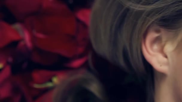 아름다운 메이크업으로 소녀의 클로즈업 소녀는 감는다 슬로우 스튜디오에서 소녀에 프레임 — 비디오