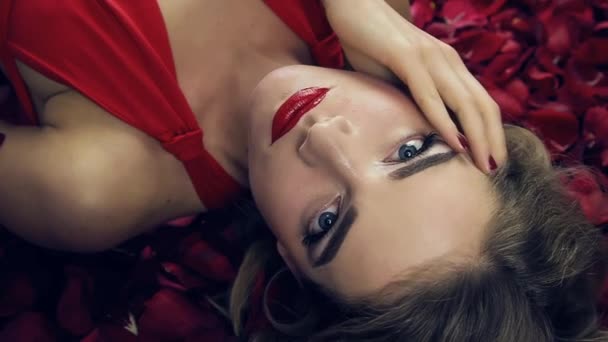 Chica Vestido Rojo Con Hermoso Peinado Encuentra Pétalos Rosas Rojas — Vídeos de Stock