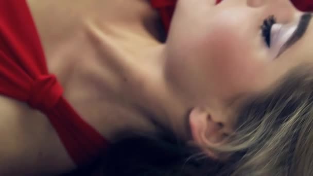 Meisje Rode Jurk Met Mooie Kapsel Ligt Bloemblaadjes Rode Rozen — Stockvideo
