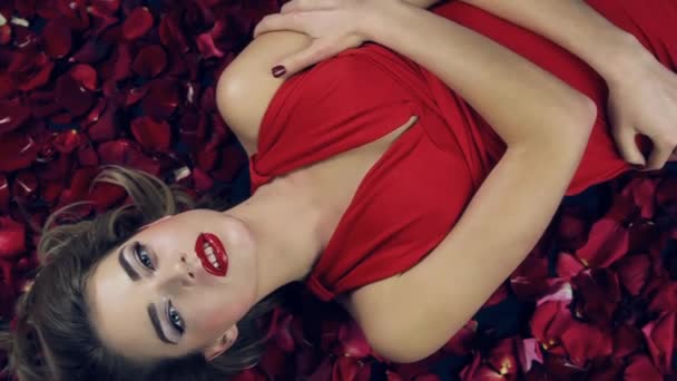 Dziewczyna Czerwonej Sukni Czerwoną Szminką Ustach Jasnym Makijażu Leży Podłodze — Wideo stockowe