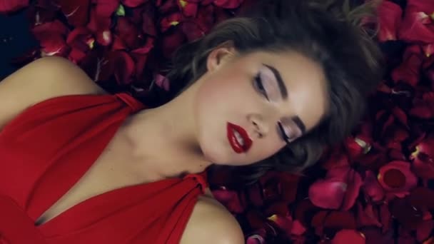 Ragazza Abito Rosso Con Bella Acconciatura Trova Petali Rose Rosse — Video Stock