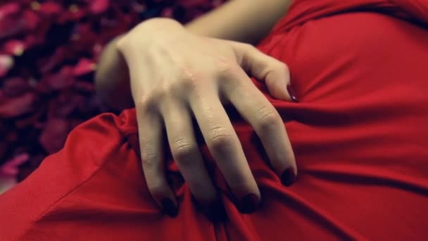 Het Meisje Knijpt Strekt Rode Jurk Met Haar Eigen Hand — Stockvideo