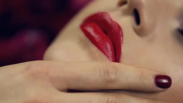 Kız Erotik Yavaşça Kırmızı Ruj Ile Dudaklarında Kırmızı Çivi Parmaklarını — Stok video