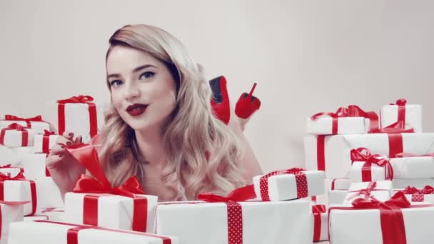 Feliz Hermosa Mujer Joven Traje Santa Claus Con Cajas Regalo — Vídeo de stock