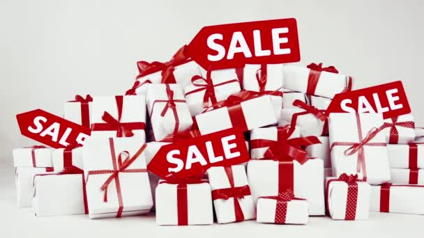 Viele Geschenke Auf Weißem Hintergrund Wort Verkauf Auf Rotem Pfeil — Stockvideo