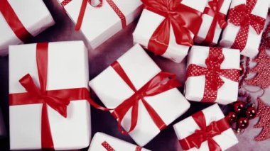 Yılbaşı süslemeleri ve hediye kutuları klasik arka planda. Bedava metin alanı. Noel ağacı çelengi. Tebrikler Noel ve Yeni Yıl. Satılık, indirimli, Kara Cuma.