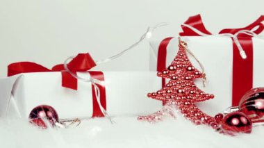 Kapanış videosunda oyuncak Noel Baba var. Yeni yıl oyuncakları, kırmızı toplar kırmızı kurdeleli pahalı beyaz kutular, elektrik lambaları. Şöminedeki oyuncaklar.