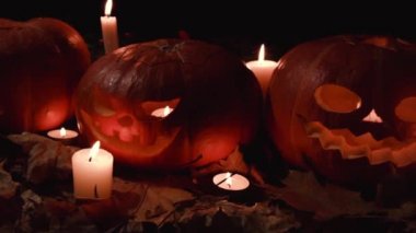 Tüm Azizler günü, Şükran günü, Cadılar Bayramı, hasat festivali Büyük kabaklar birlikte akçaağaç yaprakları. Etrafında yanan büyük küçük mumlar