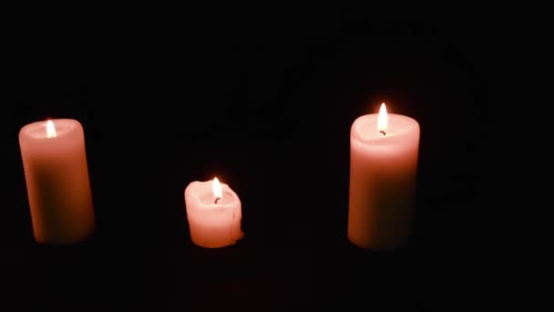 所有圣徒节 感恩节 万圣节 收获节 蜡烛排成一排 左边是一个南瓜 后黑色背景 南瓜出现在框架中 锯状的牙齿 — 图库视频影像