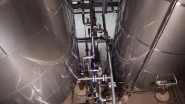 Bira fabrikasındaki tanklar. Bira fıçılarında mayalanma ve bira mayalanması. Modern bira fabrikası. Depo için büyük çelik tanklar.