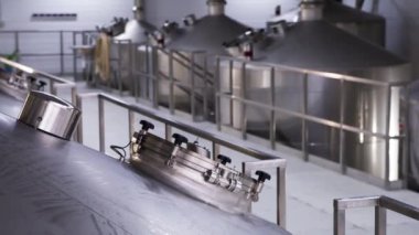 Bira fabrikasındaki tanklar. Bira fıçılarında mayalanma ve bira mayalanması. Modern bira fabrikası. Depo için büyük çelik tanklar.