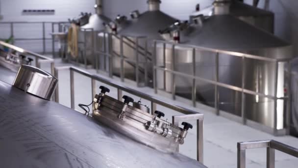 Rangée Réservoirs Dans Brasserie Fermentation Dans Une Brasserie Avec Bière — Video