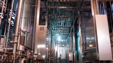 Bira çelik rezervuarlar ve bira fabrikası borularda imalatı. Aşamalı üretim bitmiş gıda ürünleri metal piper şişeleme bira üretim hattı donatımı. Modern bira fabrikası.