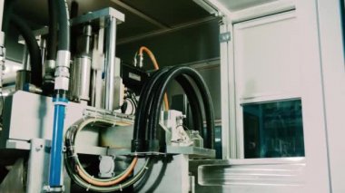 Bir bira fabrikasında otomatik dolum makinesi. Konveyör bandında bira için plastik şişeler. Sanayi için dolum makinesi.