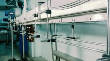 Bir bira fabrikasında otomatik dolum makinesi. Konveyör bandında bira için plastik şişeler. Sanayi için dolum makinesi.