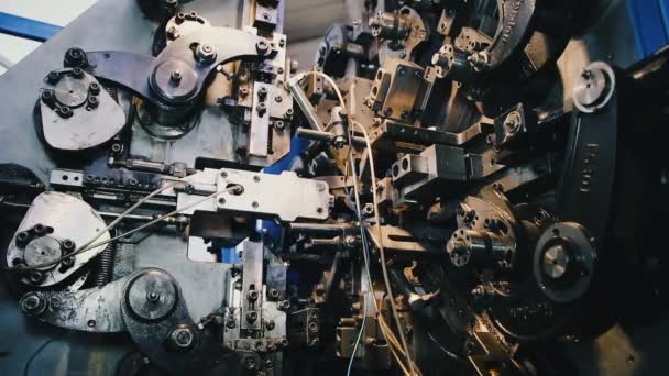 Automatische Industrielle Fördermaschine Zur Herstellung Von Teilen Aus Stahldraht Viele — Stockvideo