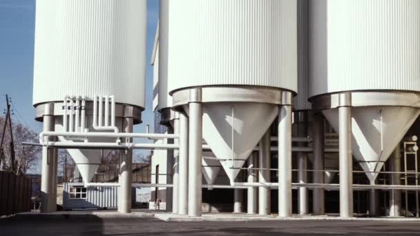 イドゥストライアル複合容器サイロ 燃料補給複合体の燃料貯蔵タンク サイロ石油産業 燃料現代の白いタンク — ストック動画