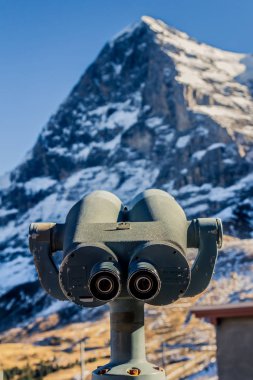  İsviçre Alpleri'nde Eiger kuzey yüzünün önünde dürbün