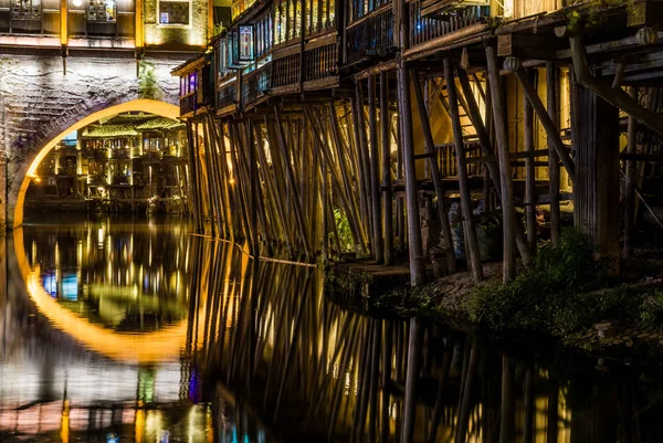 Gece, Çin Fenghuang Tuo nehre yansımalar