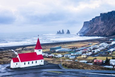 Reynisdrangar ile Vik köyde kış sırasında arka plan