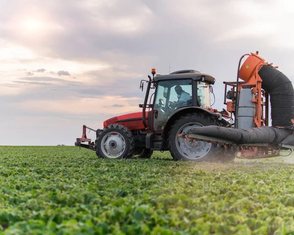 Tractorverstuiving Van Bestrijdingsmiddelen Sojavelden — Stockfoto