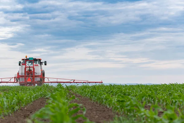 Spray Trattore Fertilizzare Campo Con Insetticidi Erbicidi Chimici Campo Agricolo — Foto Stock