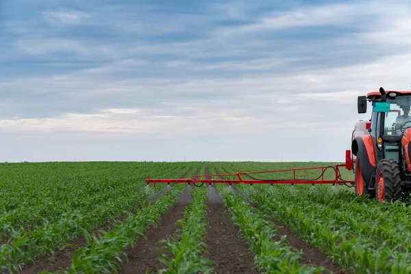Traktör tarlada böcek ilacı kimyasallarıyla gübreleme yapıyor. 