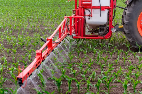 Traktör tarlada böcek ilacı kimyasallarıyla gübreleme yapıyor. 