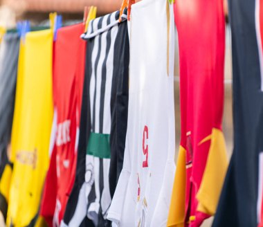 Futbol formaları çamaşır ipinde kurumak için sallanıyor. 
