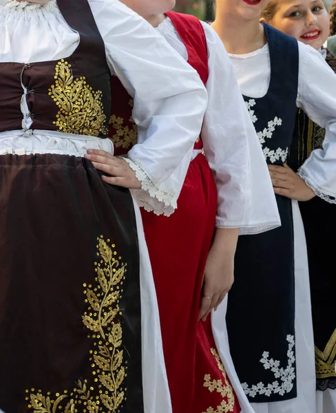 多色刺繍の女性のためのセルビア民族衣装の詳細 セルビアの民間伝承少女 — ストック写真