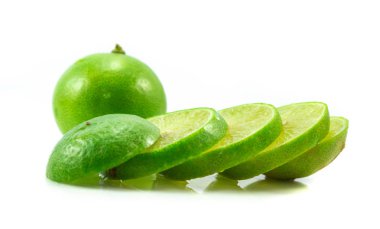 beyaz arkaplanda izole edilmiş limon dilimi.