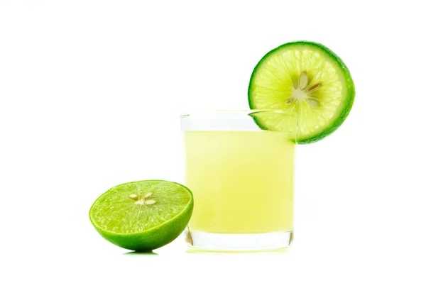bardak limon suyu ve limon meyve üzerinde beyaz izole yeşil yaprakları ile.