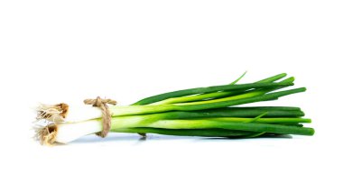 Beyaz sırtüstü yeşil soğan.