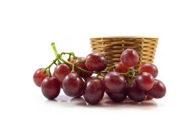 Beyaz arkaplanda izole kırmızı üzümler