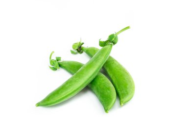 Beyaz arkaplanda taze yeşil bezelyeler..