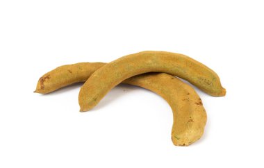 Taze tatlı demirhindi yaprakları ile beyaz arka plan üzerinde izole