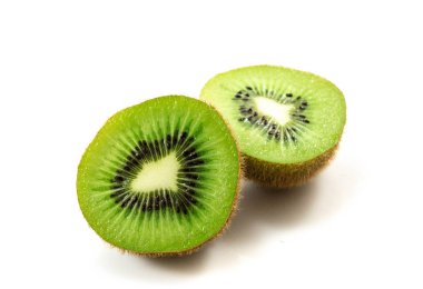 Beyaz arka plan üzerinde izole taze kivi