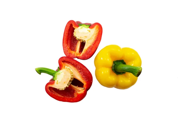 白色背景的黄色 红色的甜椒 — 图库照片