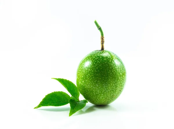 Passion fruit yeşil beyaz arka plan üzerinde izole
