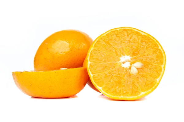 Mandarin Narancs Szelet Elszigetelt Fehér Background — Stock Fotó