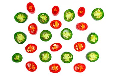 Üstten görünüm chili peppers dilim Isolated beyaz arka plan.